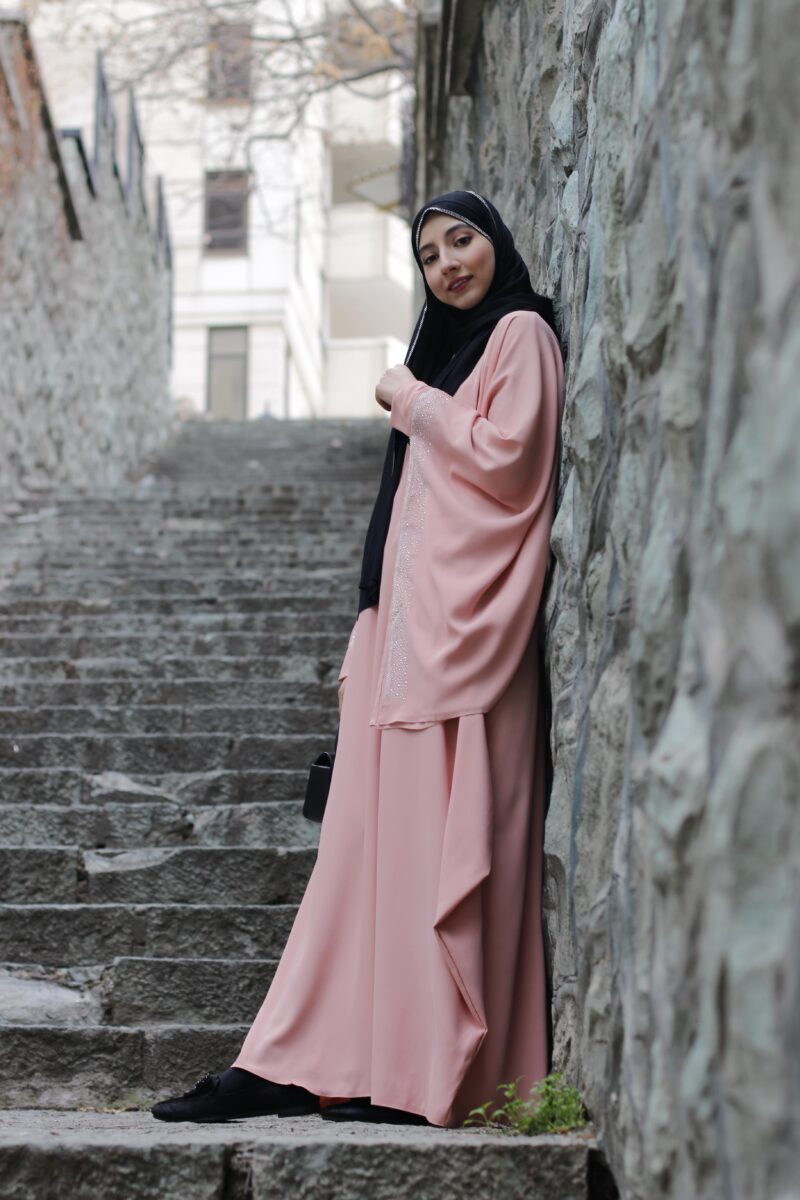 مانتو پاییزه ساده زنانه با شال رنگی و استایل پاییزی